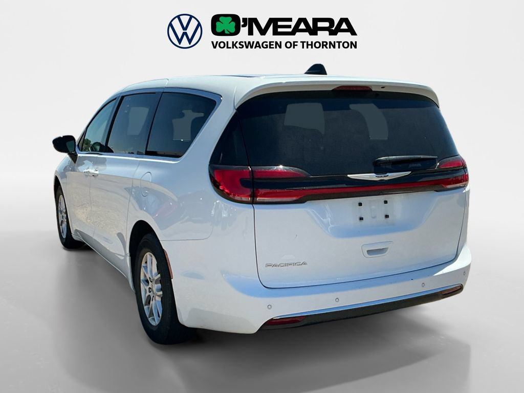Used 2024 Chrysler Pacifica Touring-L FWD image 3