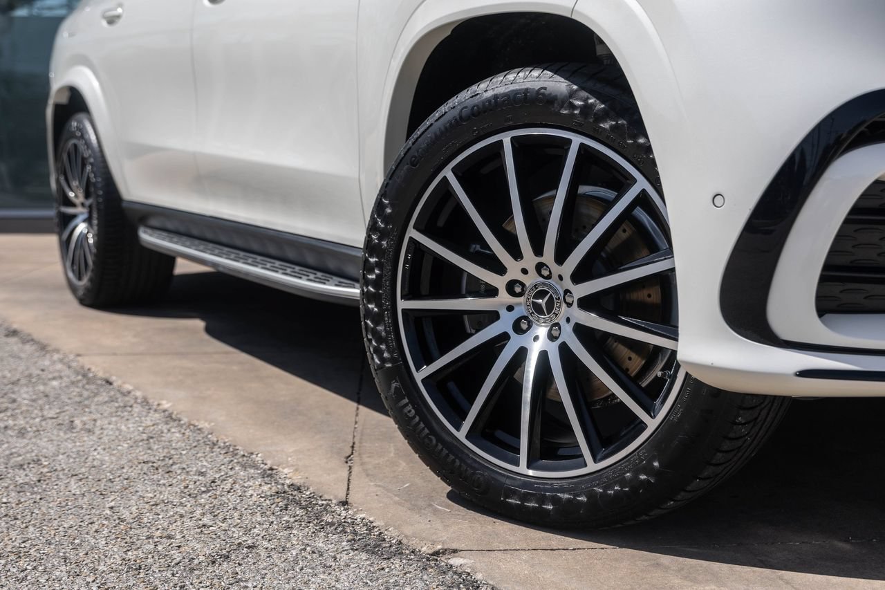 Used 2024 Mercedes-Benz GLS 580 4MATIC image 3