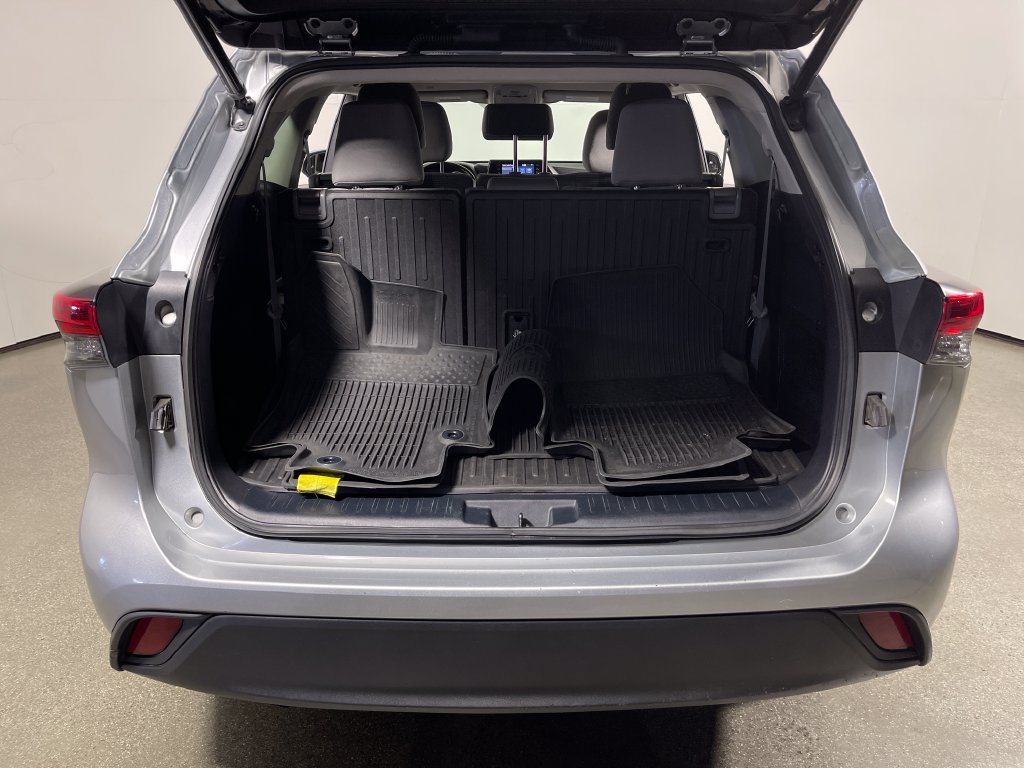 Used 2022 Toyota Highlander LE AWD/4WD image 10
