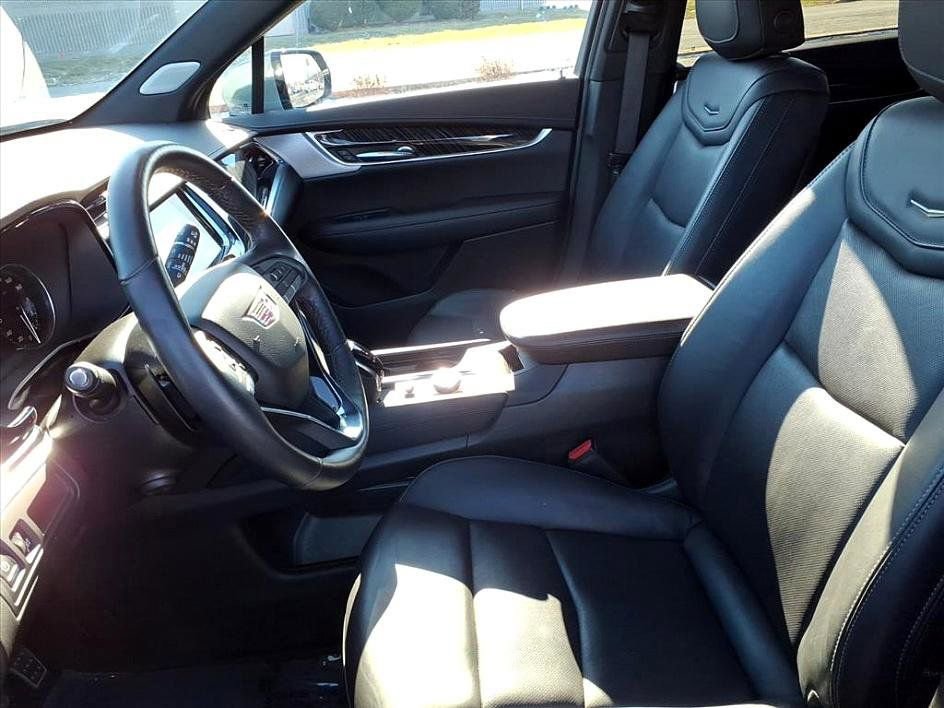 Used 2025 Cadillac XT6 Premium Luxury image 16