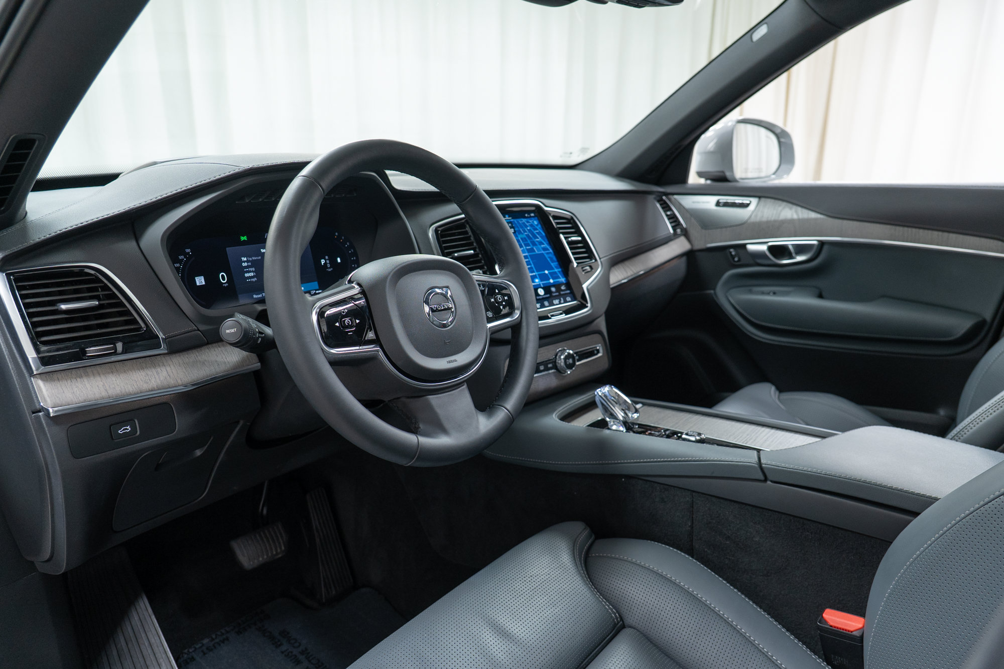 Certified 2024 Volvo XC90 B6 Ultimate w/ Protection Package Premier AWD/4WD image 12