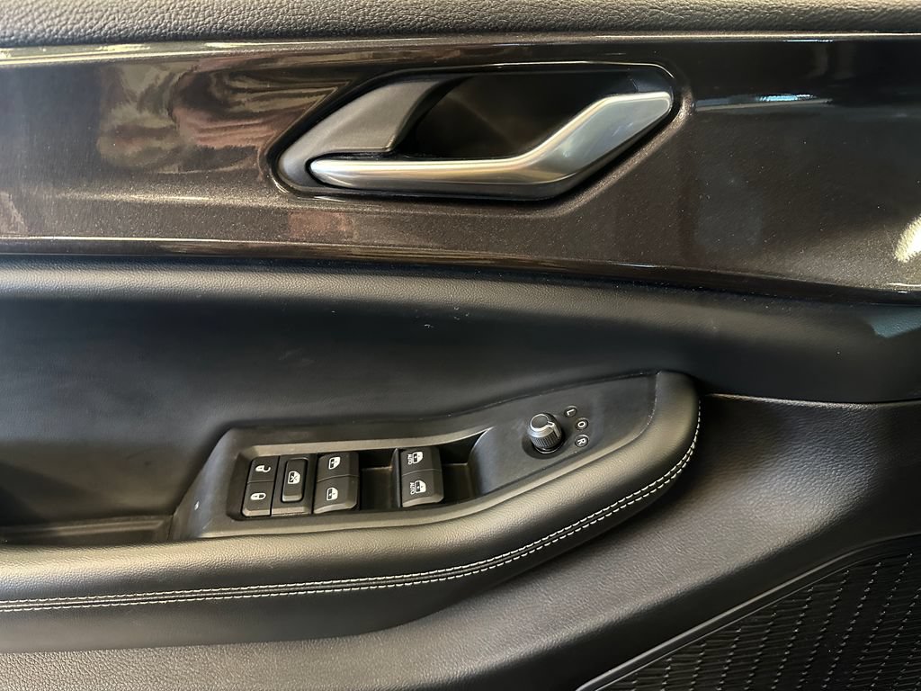 Used 2023 Jeep Grand Cherokee Laredo w/ Luxury Tech Group I AWD/4WD image 18