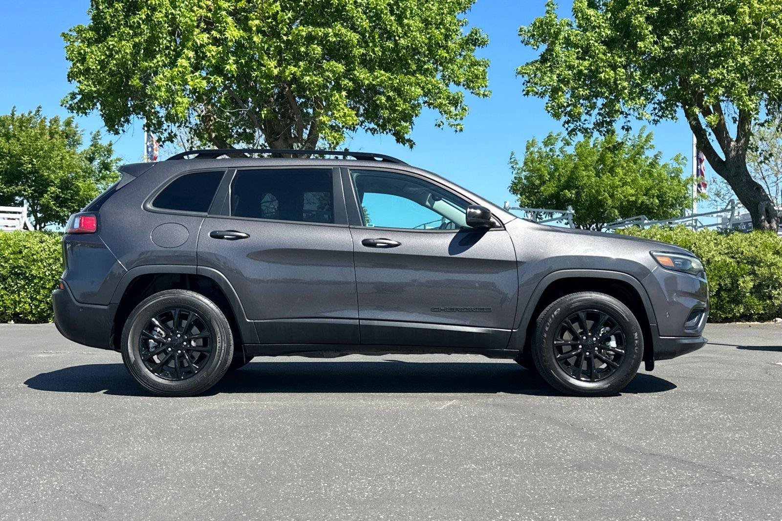 Used 2023 Jeep Cherokee Altitude Lux AWD/4WD image 3