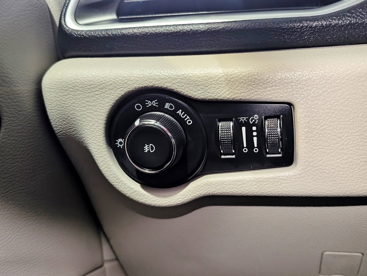 Used 2017 Chrysler Pacifica Limited image 52