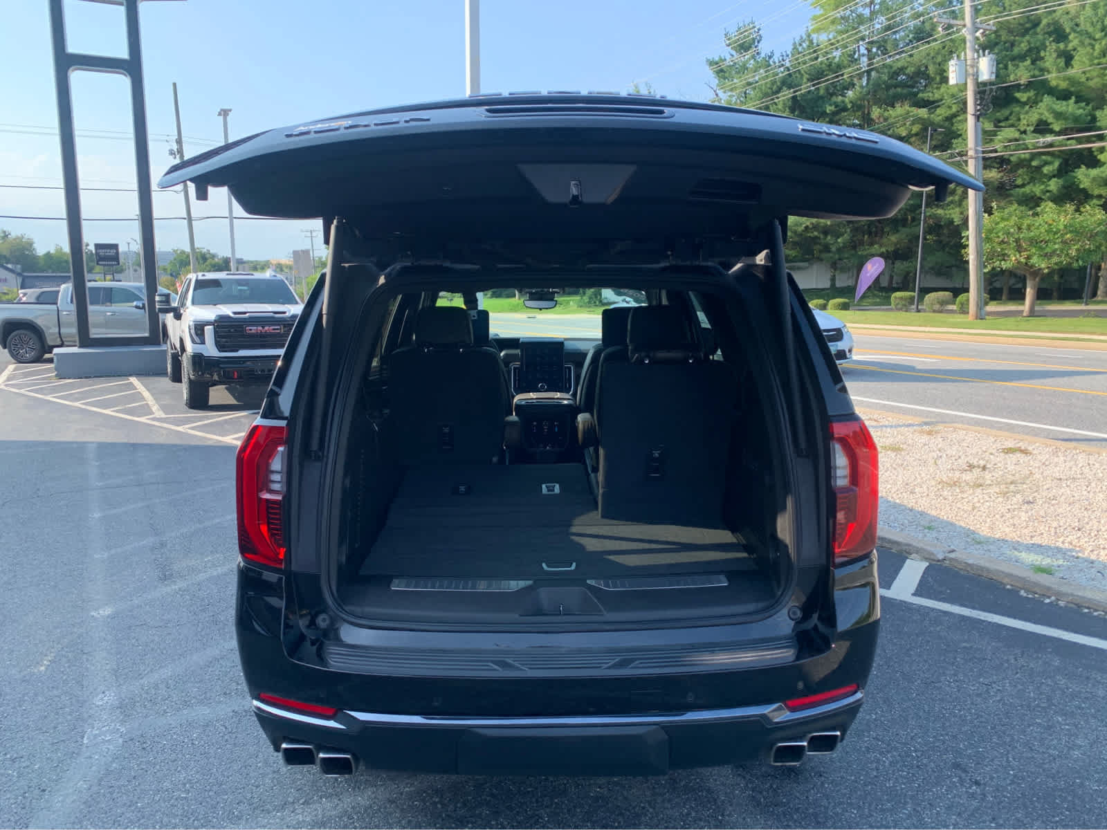 Used 2026 GMC Yukon Denali Ultimate w/ LPO, Floor Liner Package AWD/4WD image 5