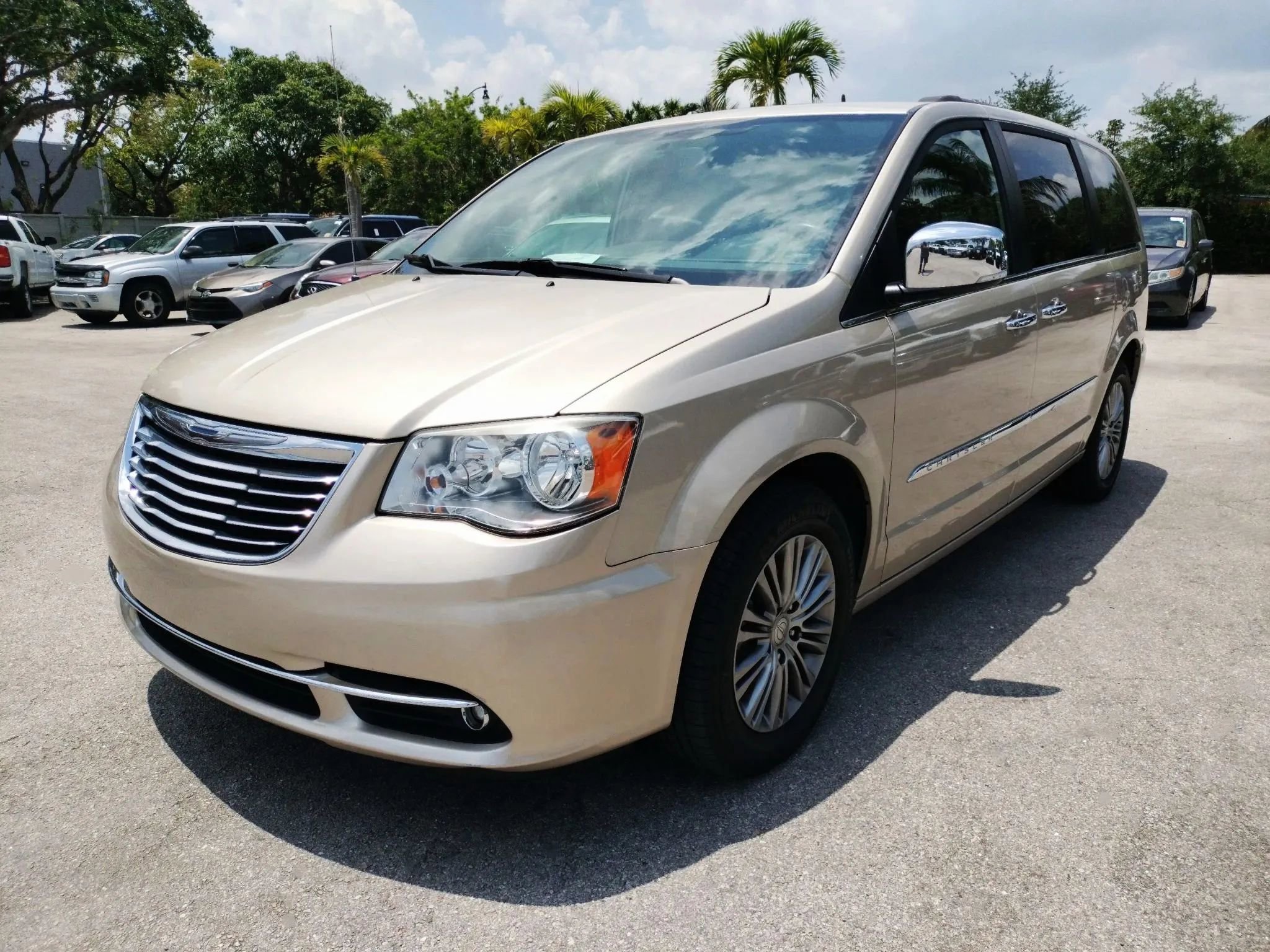Used 2014 Chrysler Town & Country Touring-L w/ Driver Convenience Group FWD image 3