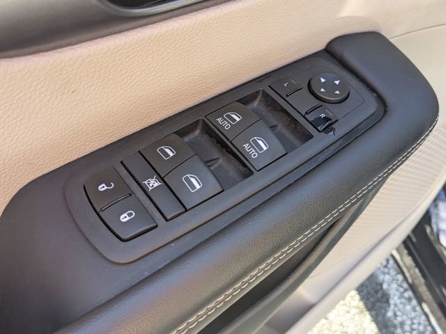 Used 2024 Chrysler Pacifica Touring-L image 11