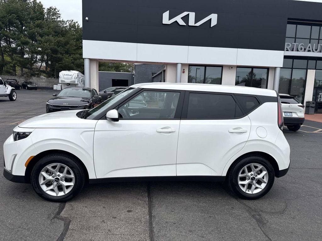Used 2025 Kia Soul LX w/ LX Technology Package FWD image 2