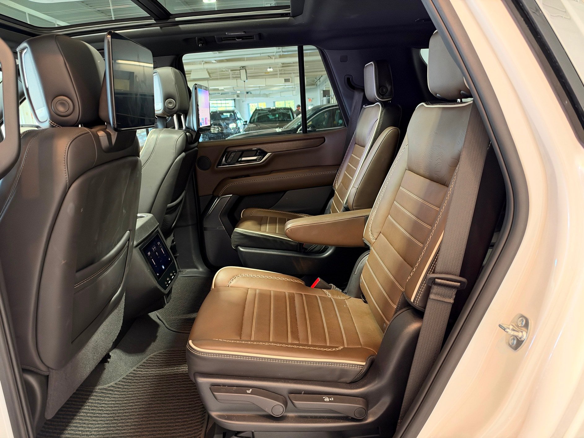 Used 2025 GMC Yukon Denali Ultimate AWD/4WD image 13