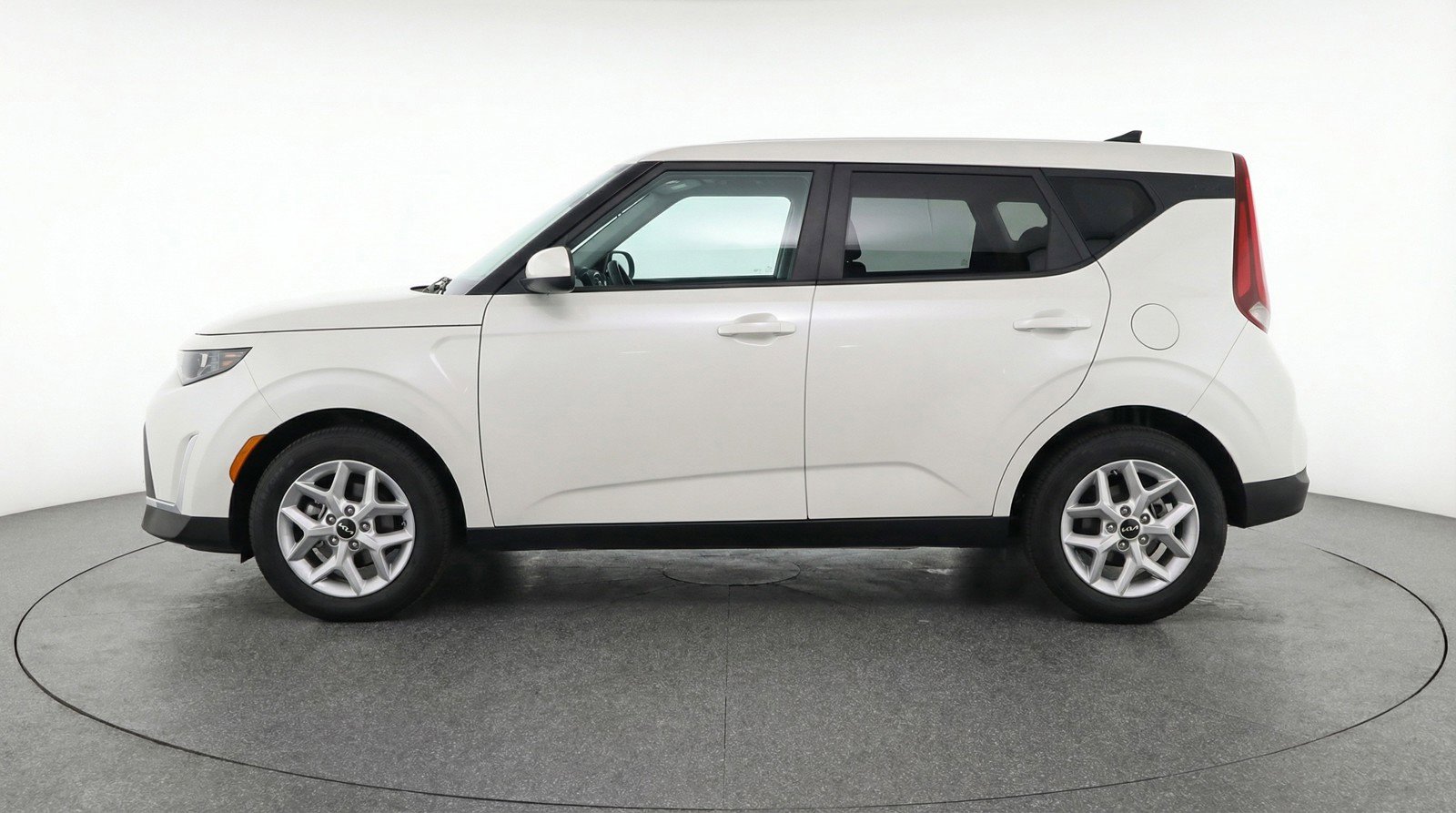 Used 2025 Kia Soul LX w/ LX Technology Package image 3