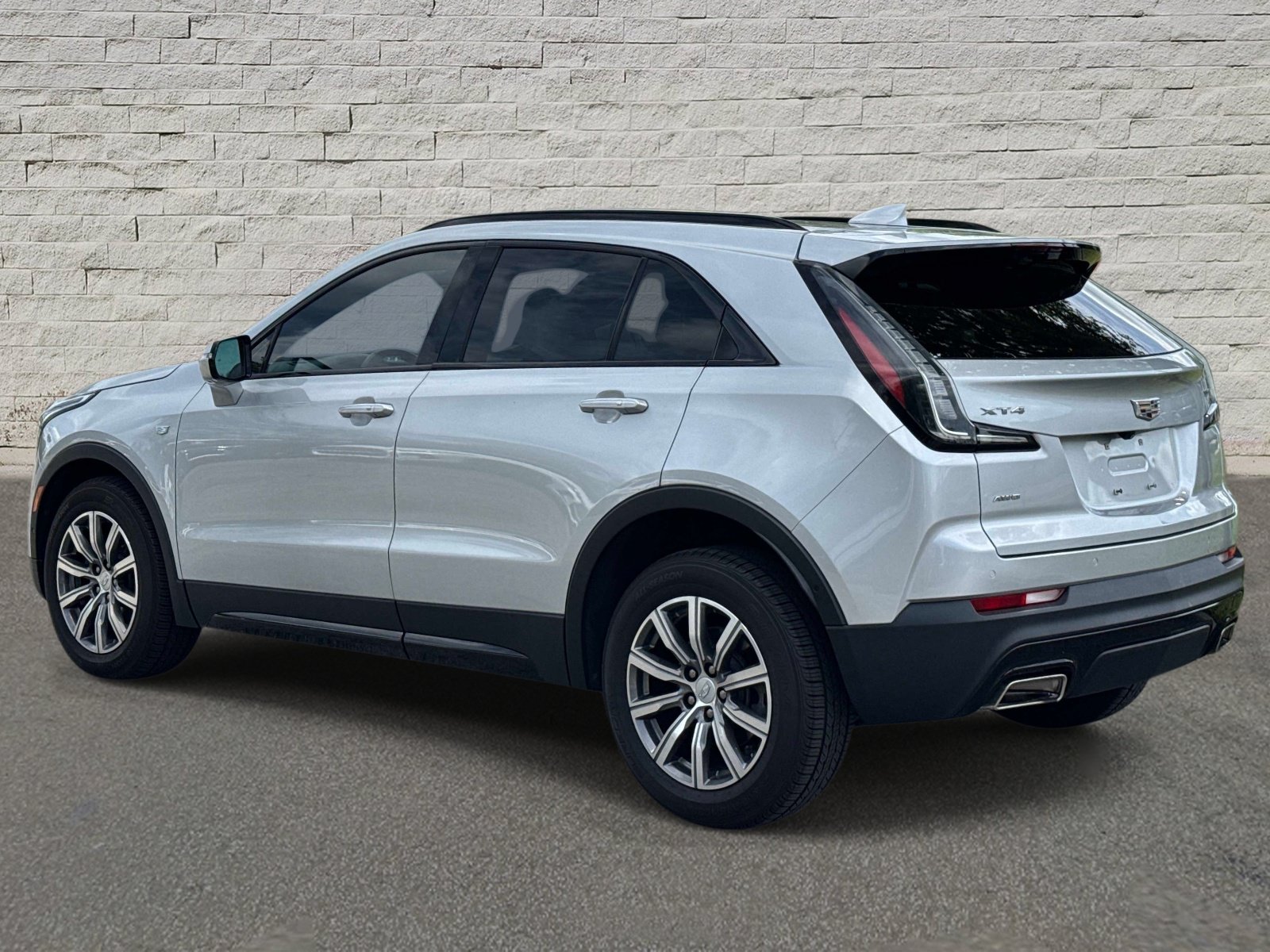Used 2022 Cadillac XT4 Sport w/ Enhanced Visibility Package AWD/4WD image 3