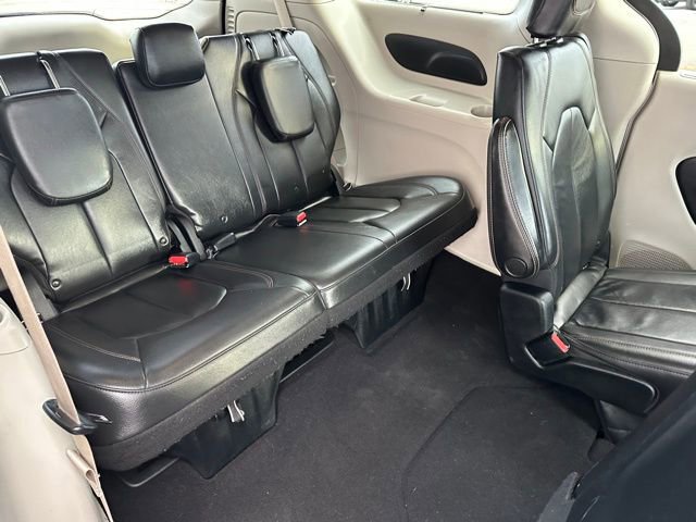 Used 2017 Chrysler Pacifica Touring-L image 12