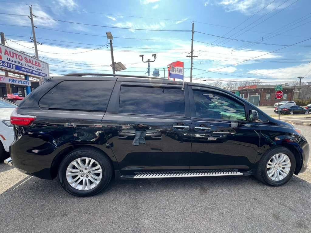 Used 2017 Toyota Sienna XLE w/ XLE Navigation Package image 11