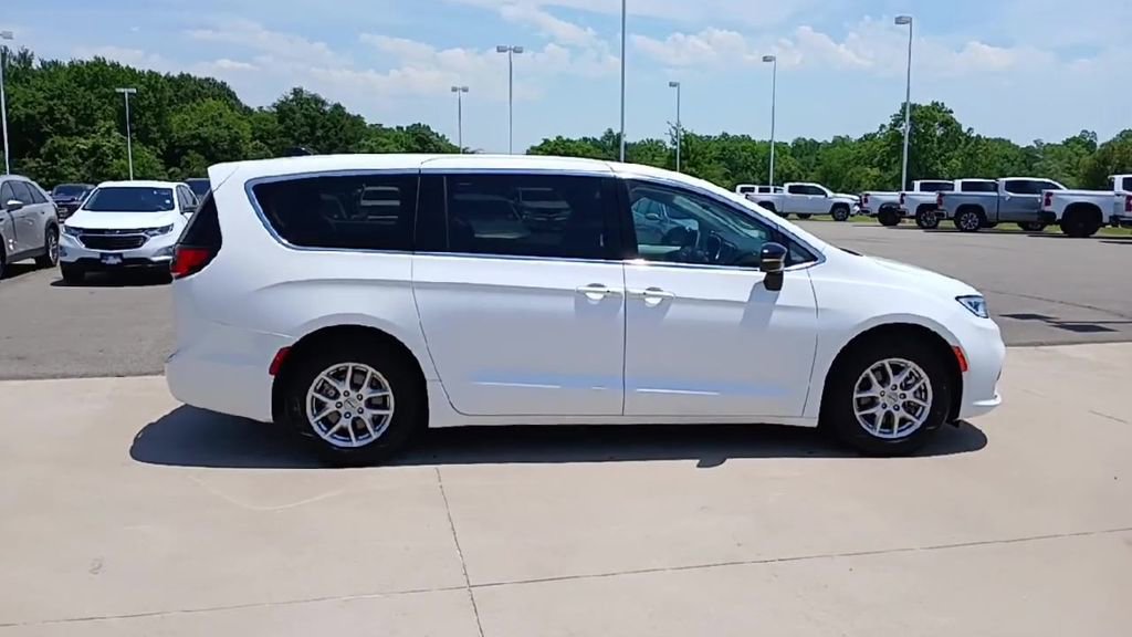 Used 2024 Chrysler Pacifica Touring-L FWD image 9