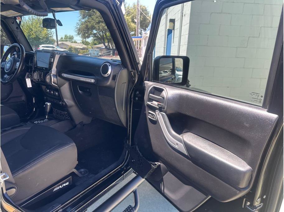 Used 2016 Jeep Wrangler Unlimited Rubicon w/ Connectivity Group AWD/4WD image 35
