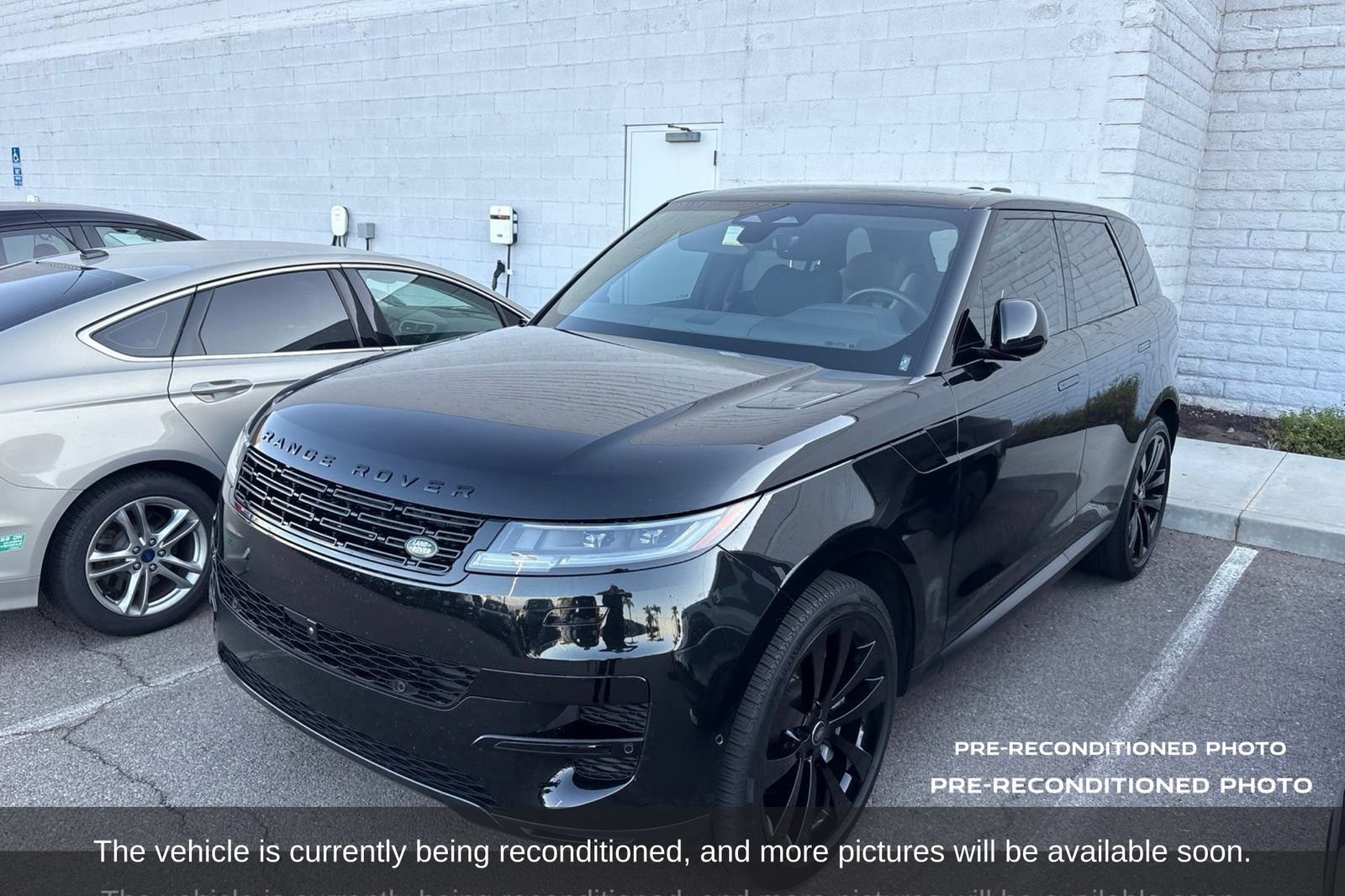 Used 2025 Land Rover Range Rover Sport SE AWD/4WD image 3