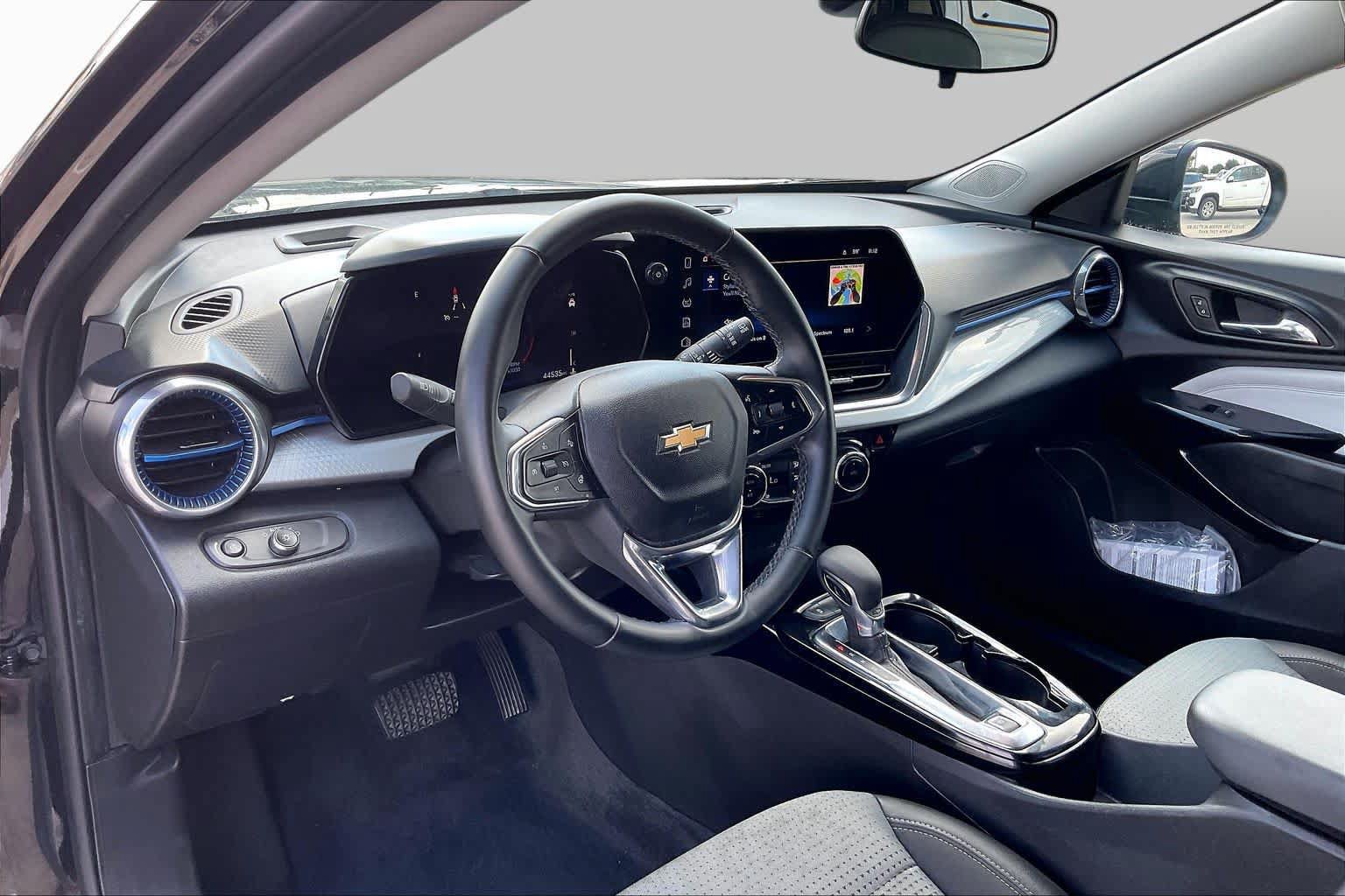 Used 2025 Chevrolet Trax LT w/ LT Convenience Package FWD image 17