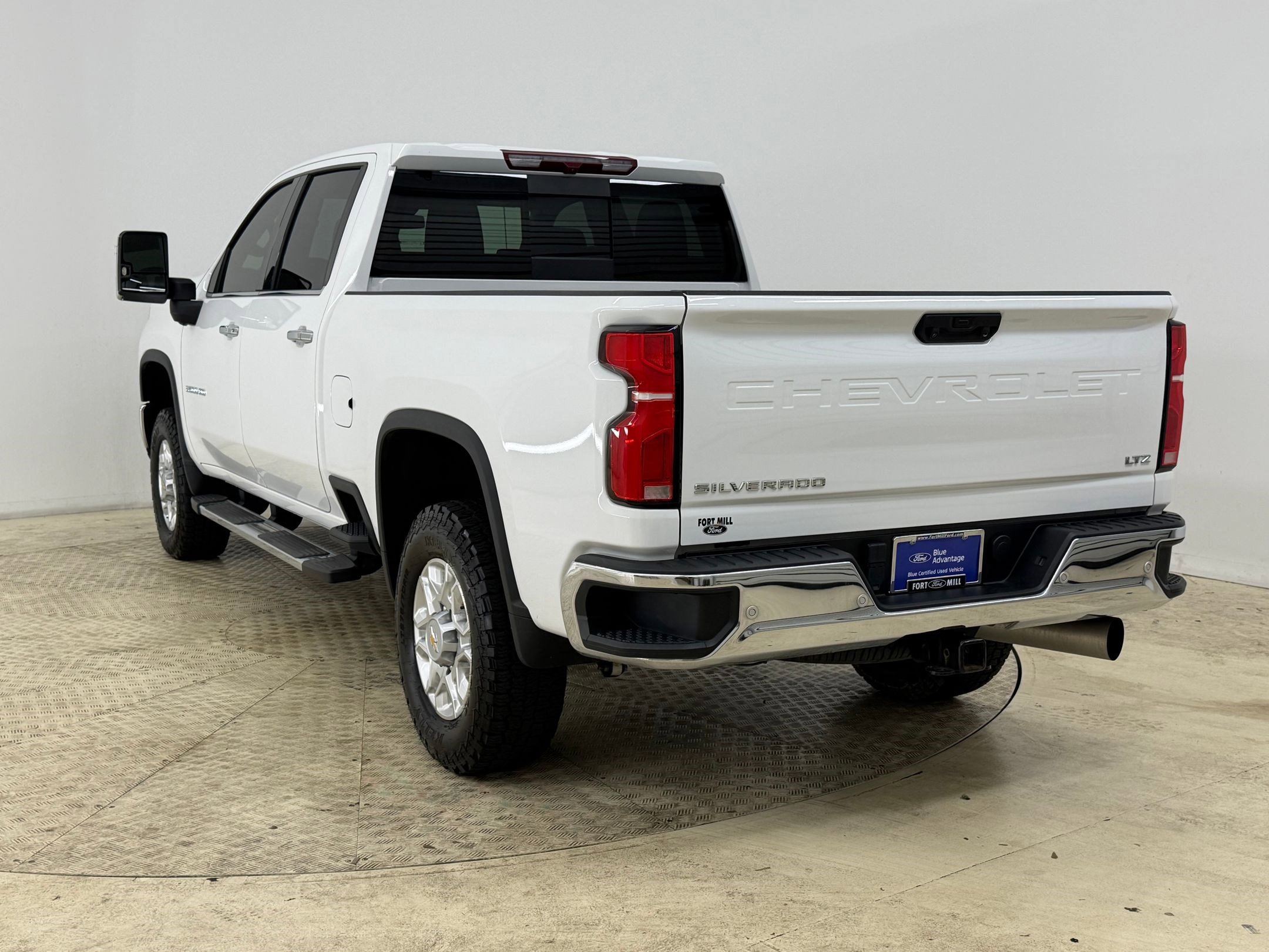 Used 2024 Chevrolet Silverado 2500 LTZ w/ LTZ Plus Package image 3