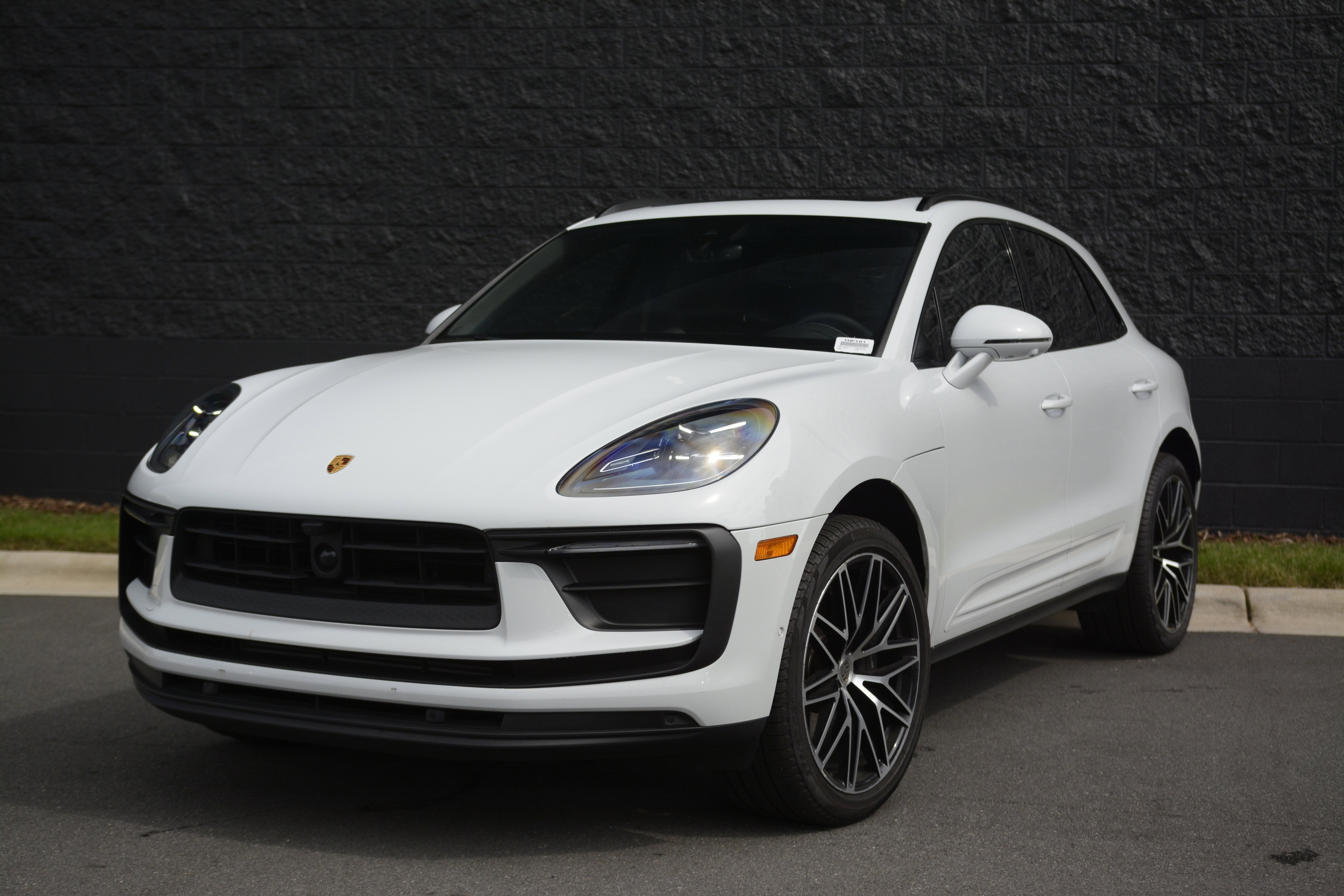 Certified 2026 Porsche Macan AWD/4WD image 1