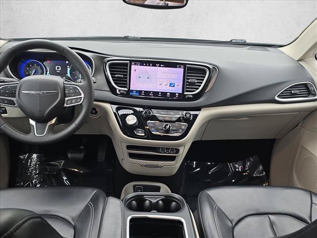 Used 2023 Chrysler Pacifica Touring-L FWD image 18
