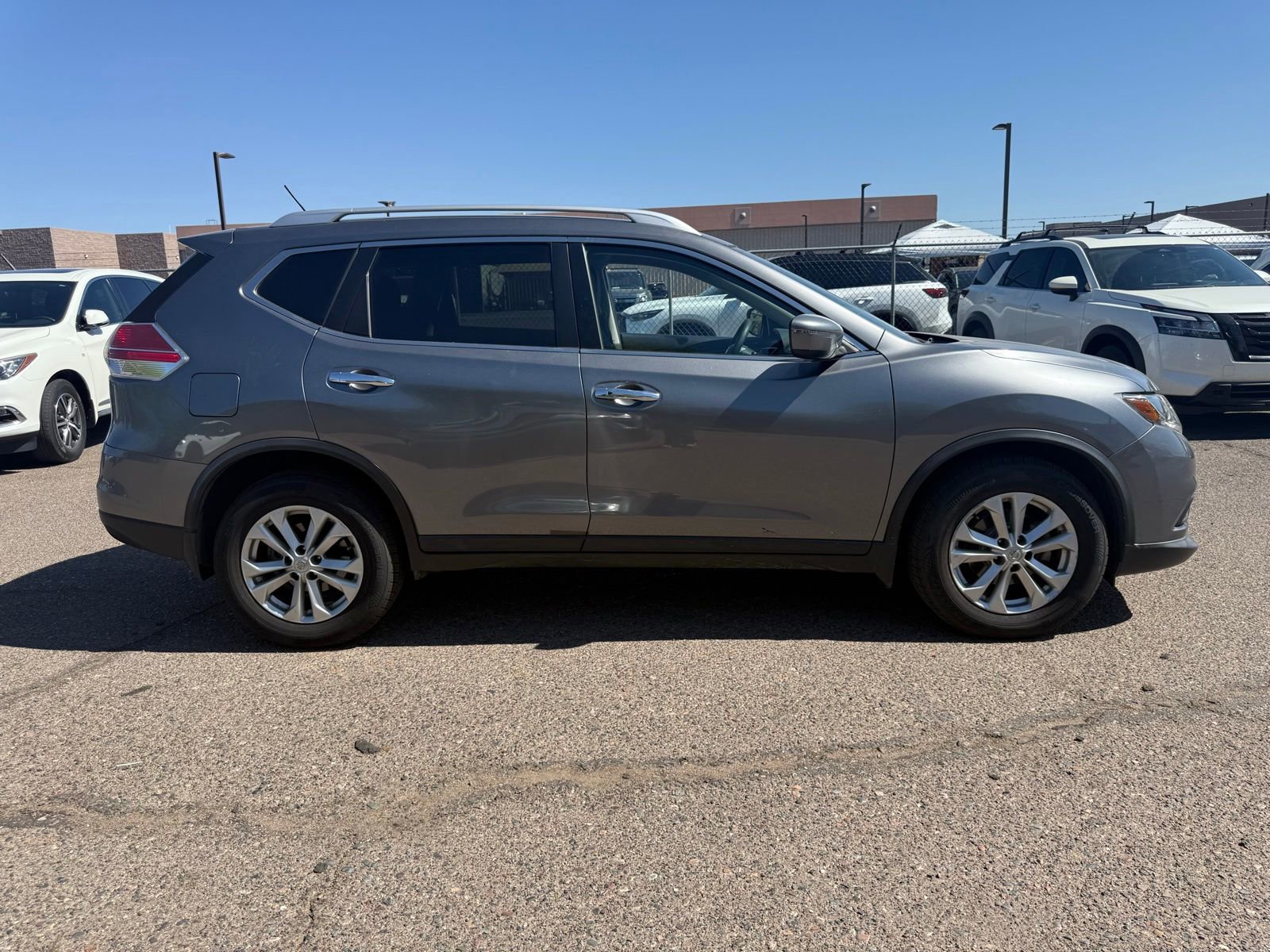 Used 2016 Nissan Rogue SV FWD image 4