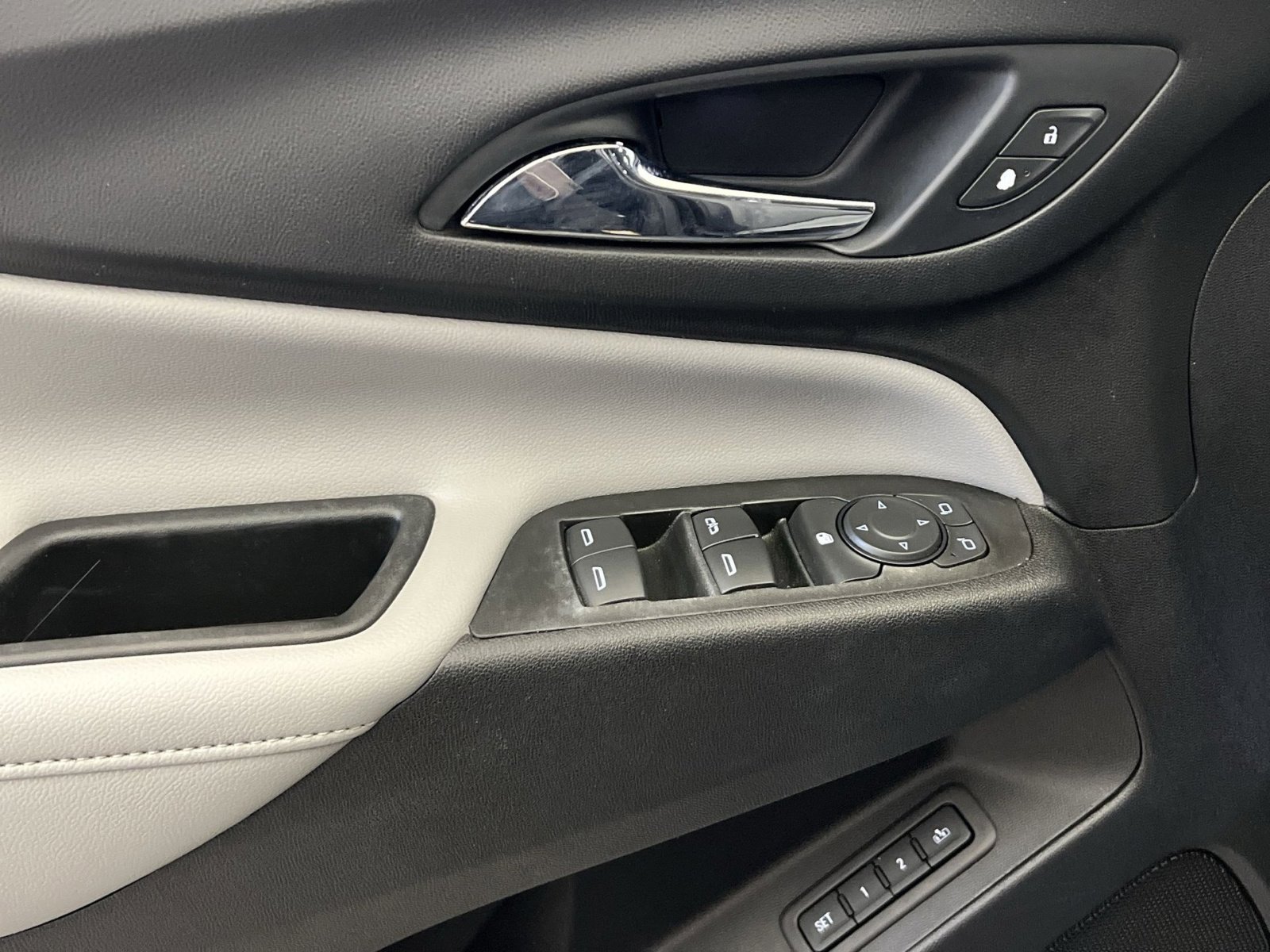 Used 2021 Chevrolet Equinox Premier image 13