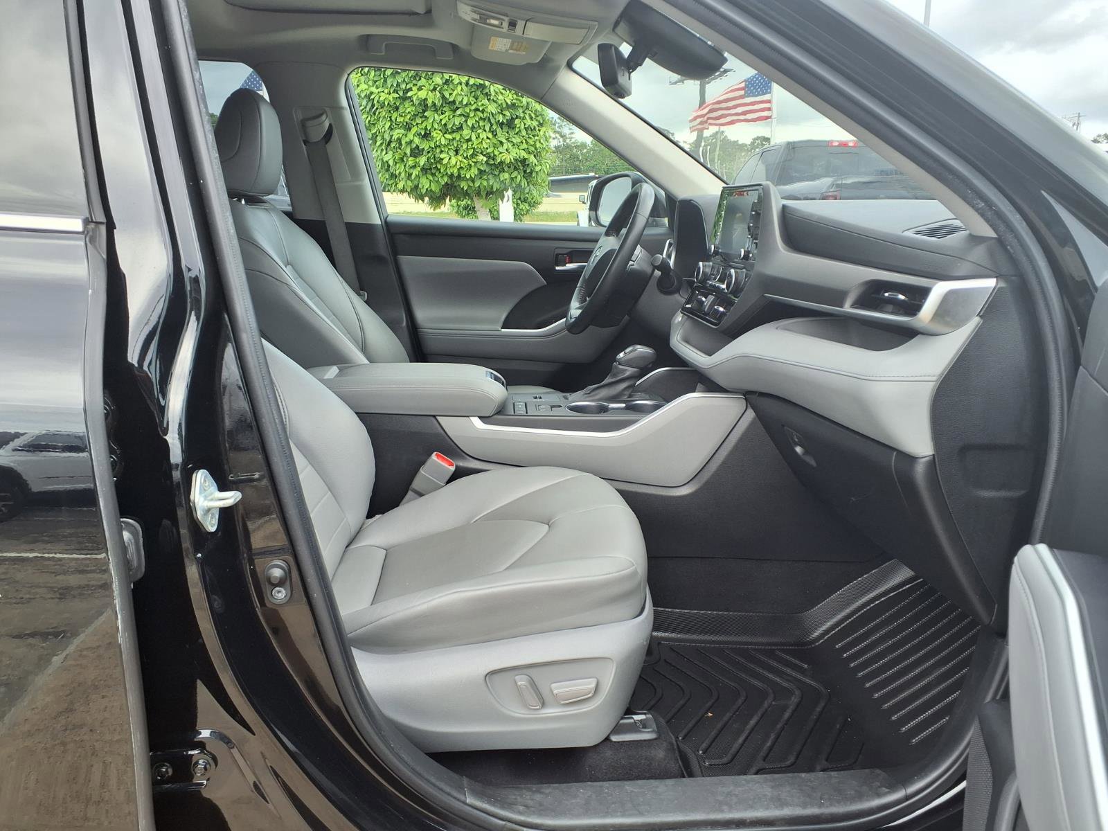 Used 2022 Toyota Highlander XLE FWD image 7
