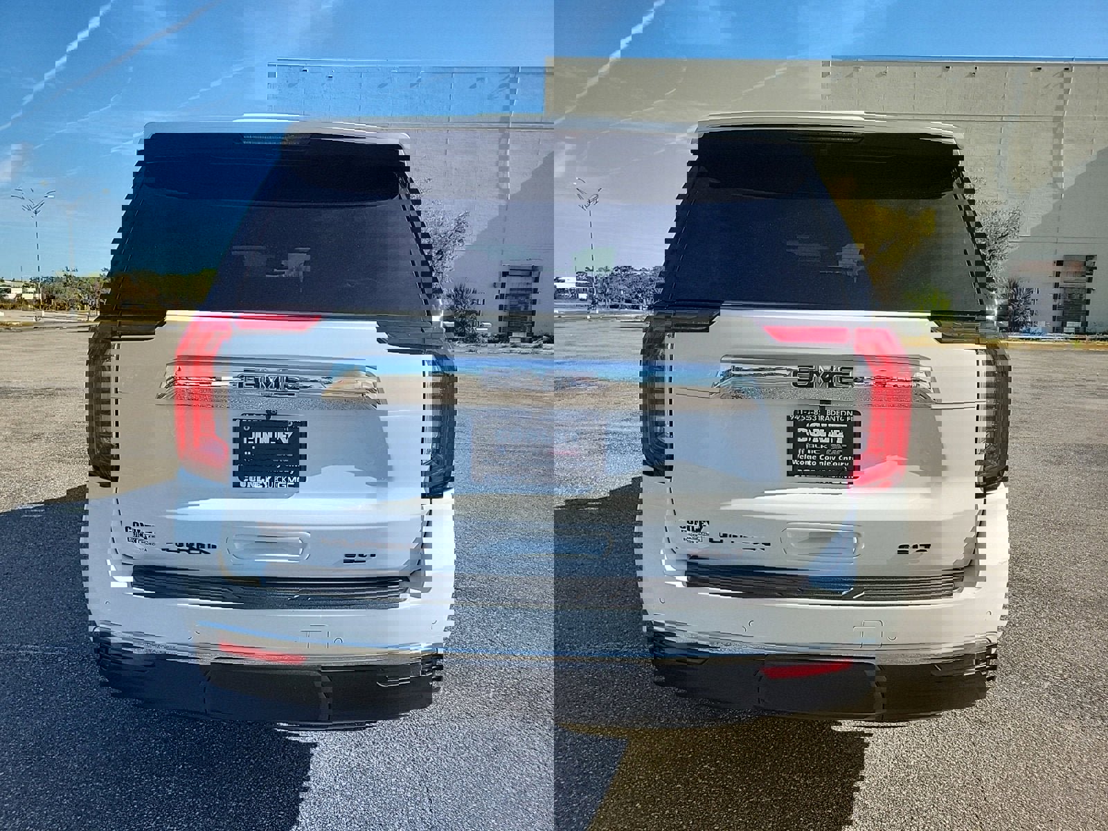 Used 2023 GMC Yukon SLT w/ SLT Premium Package image 7