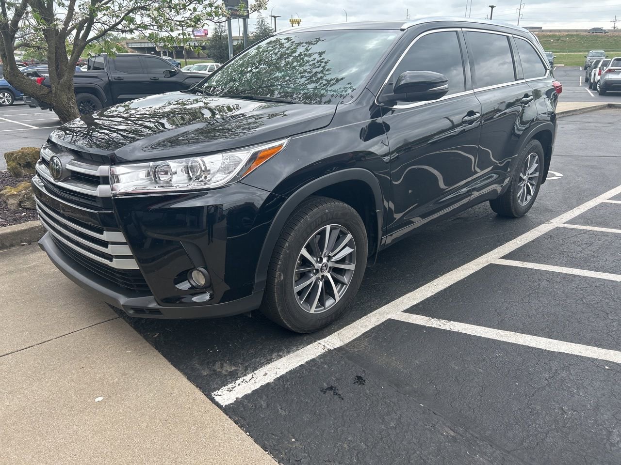 Used 2018 Toyota Highlander XLE image 2