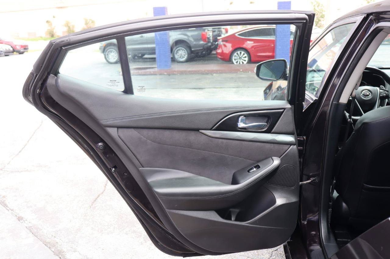 Used 2016 Nissan Maxima SR FWD image 16