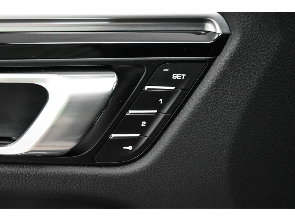 Used 2024 Porsche Macan AWD/4WD image 31
