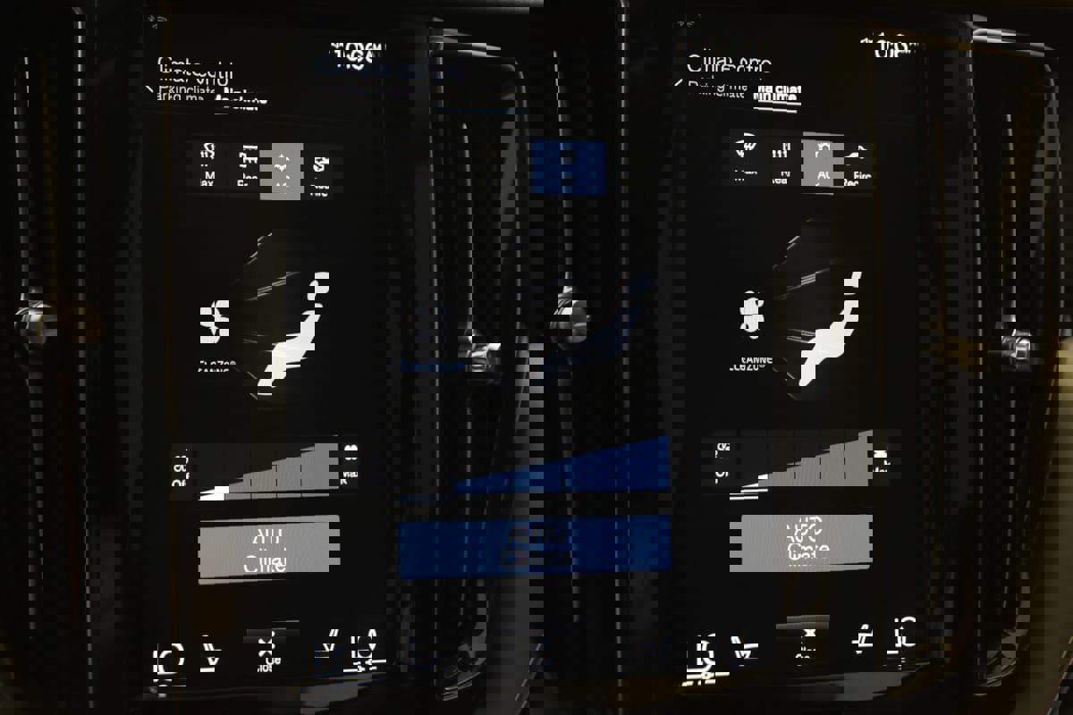 Used 2019 Volvo XC60 T5 Momentum w/ Multimedia Package image 31