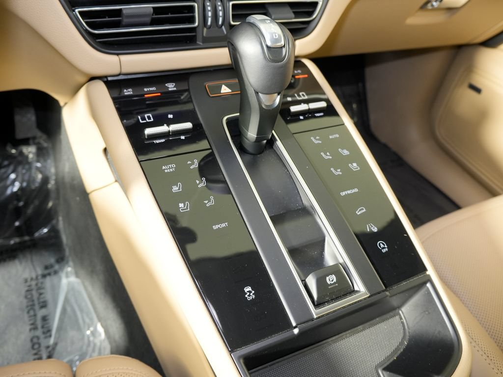 Certified 2024 Porsche Macan w/ Premium Plus Package AWD/4WD image 34