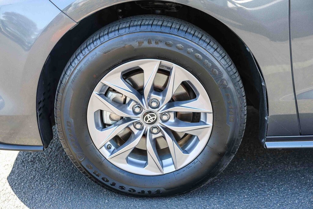 Certified 2025 Toyota Sienna LE FWD image 30