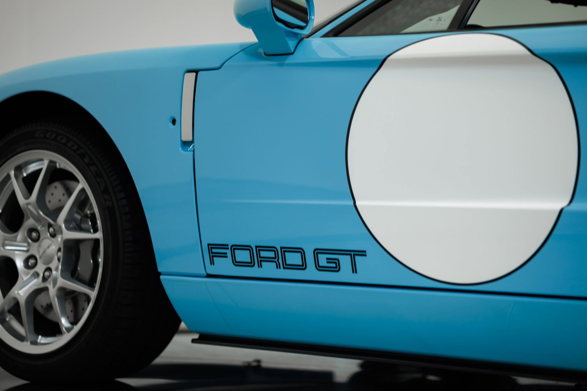 Used 2006 Ford GT RWD image 30