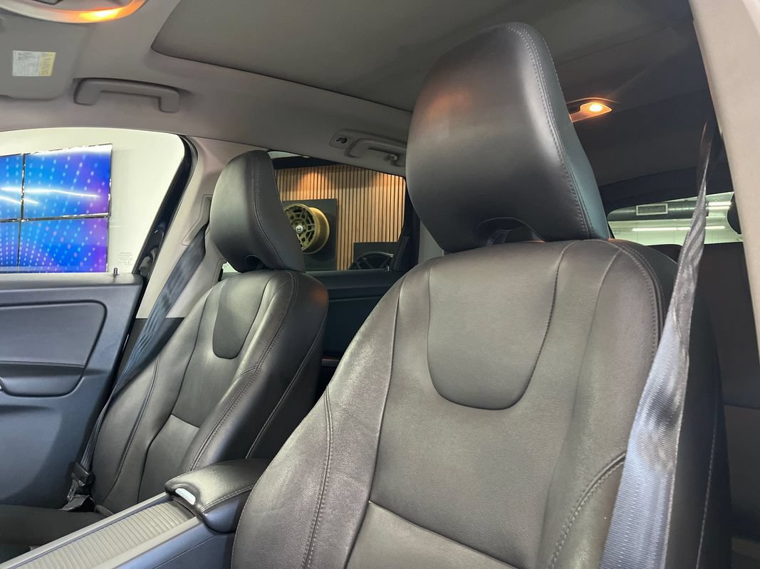 Used 2017 Volvo XC60 T5 Inscription w/ Preferred Option Package FWD image 32