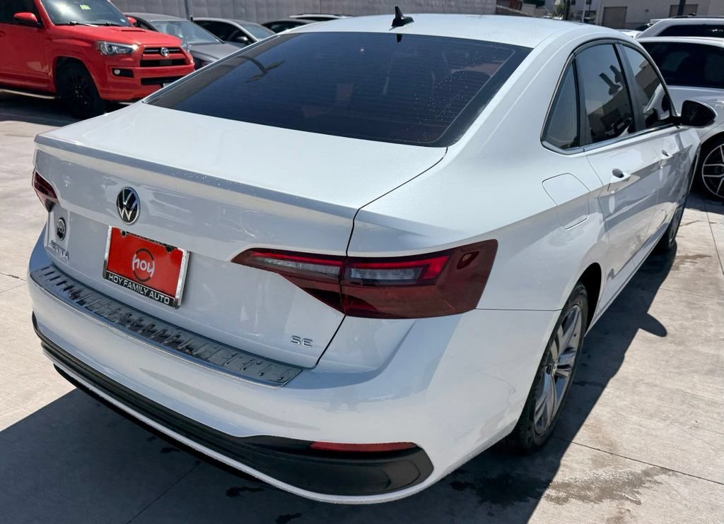 Used 2024 Volkswagen Jetta SE FWD image 9