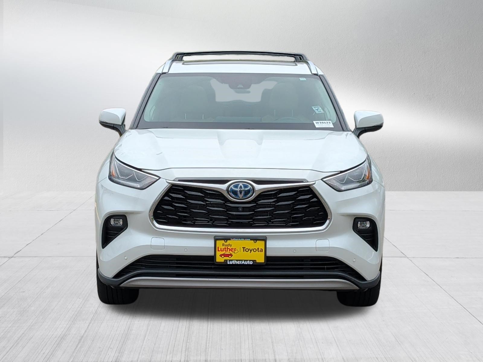 Used 2022 Toyota Highlander Platinum AWD/4WD image 2