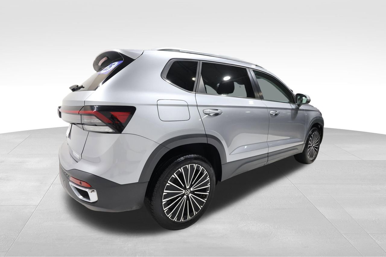 Used 2025 Volkswagen Taos SE image 4