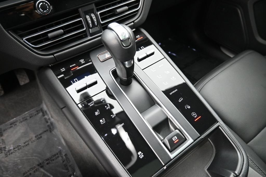 Certified 2023 Porsche Macan S AWD/4WD image 23