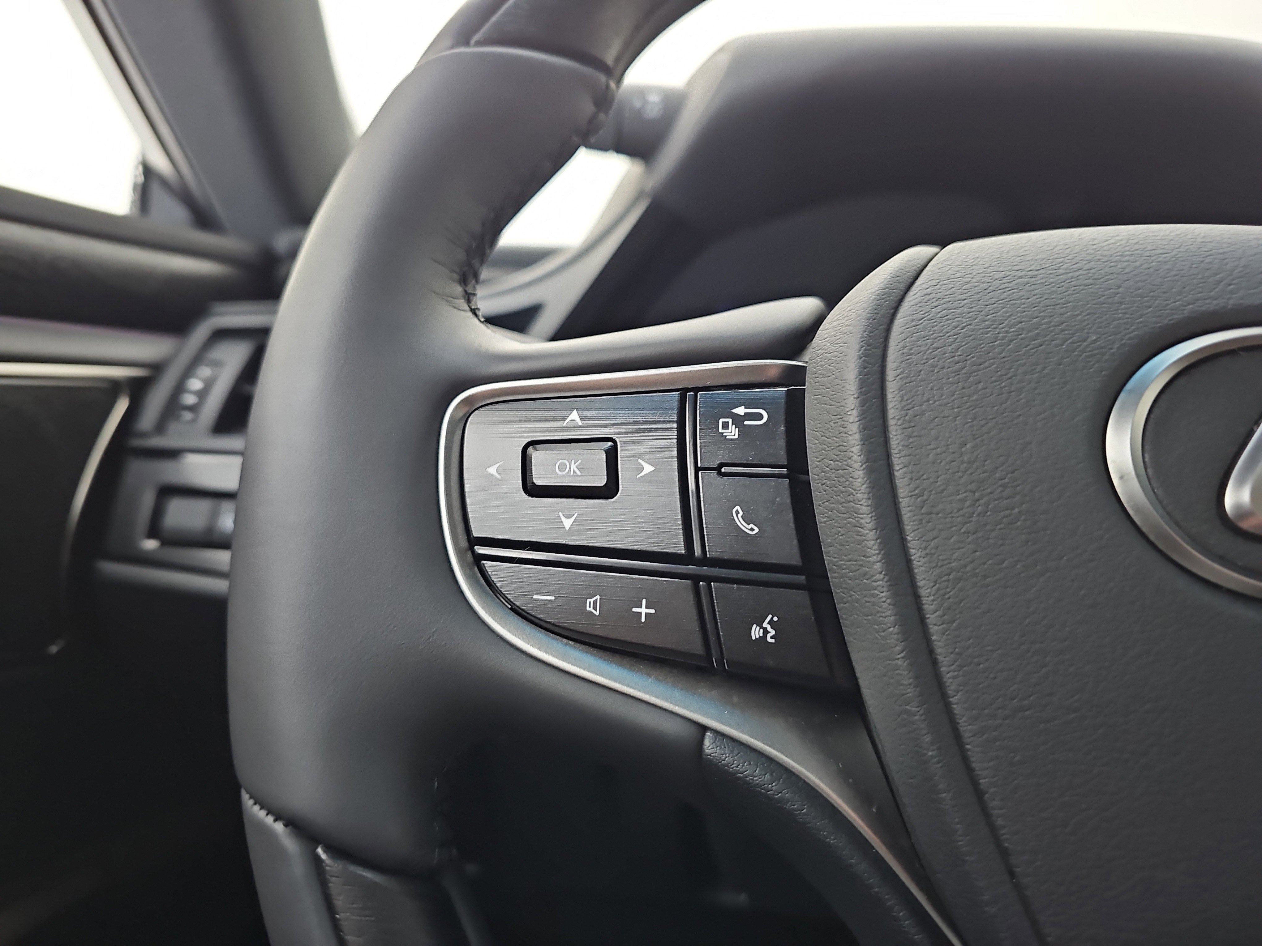 Used 2024 Lexus ES 350 Ultra Luxury w/ Accessory Package (Z1) image 31