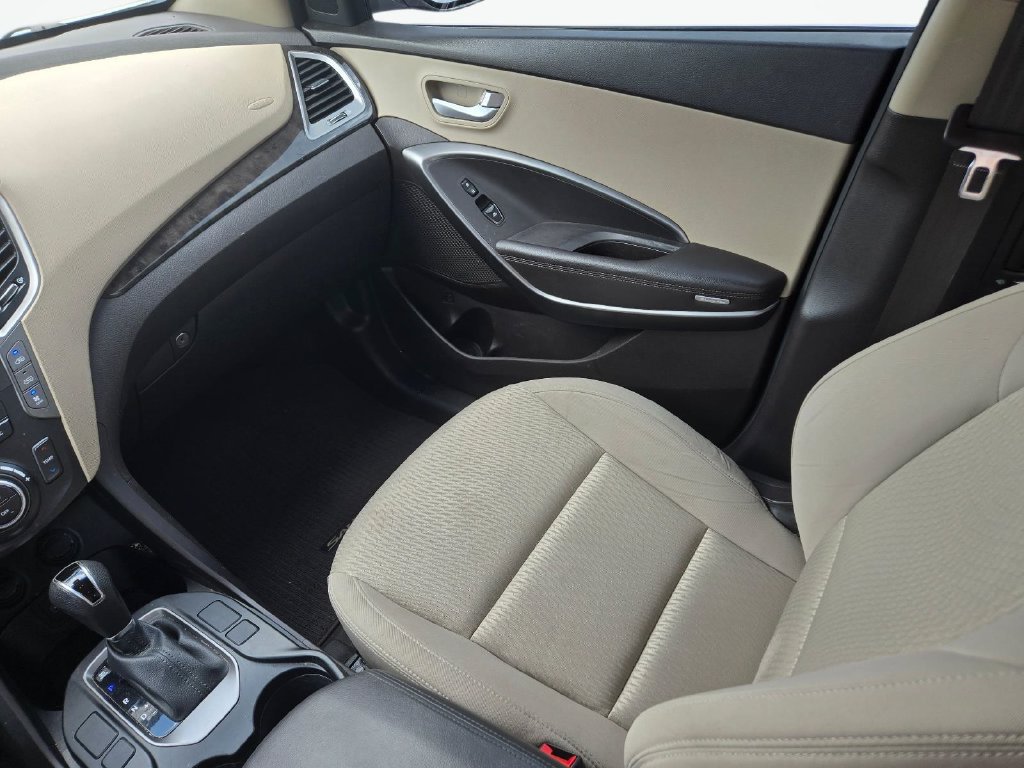 Used 2017 Hyundai Santa Fe SE FWD image 19