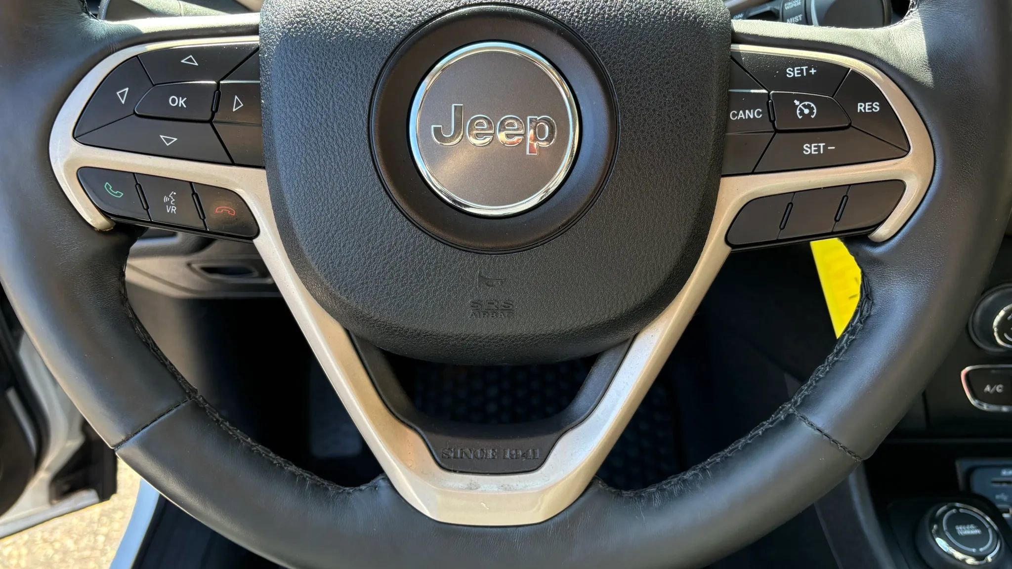 Used 2017 Jeep Cherokee Latitude w/ Cold Weather Group AWD/4WD image 18