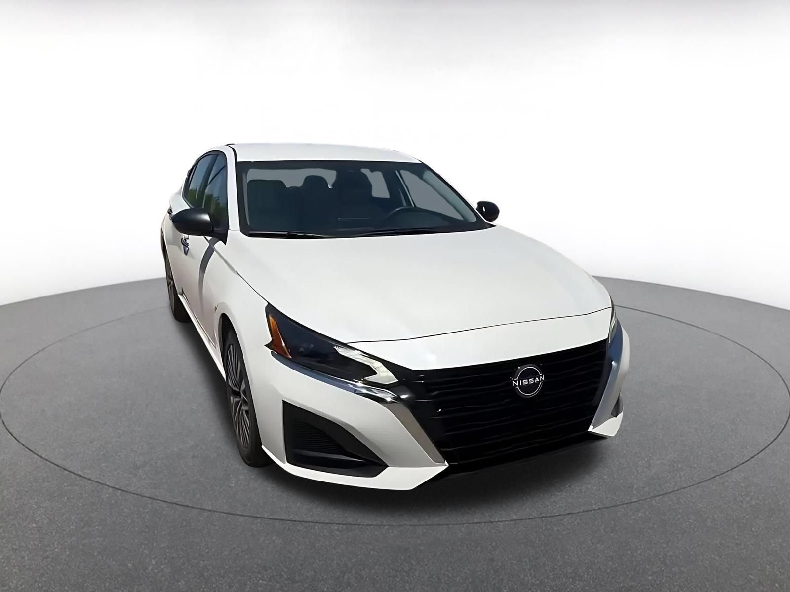 Used 2025 Nissan Altima 2.5 SV FWD image 3