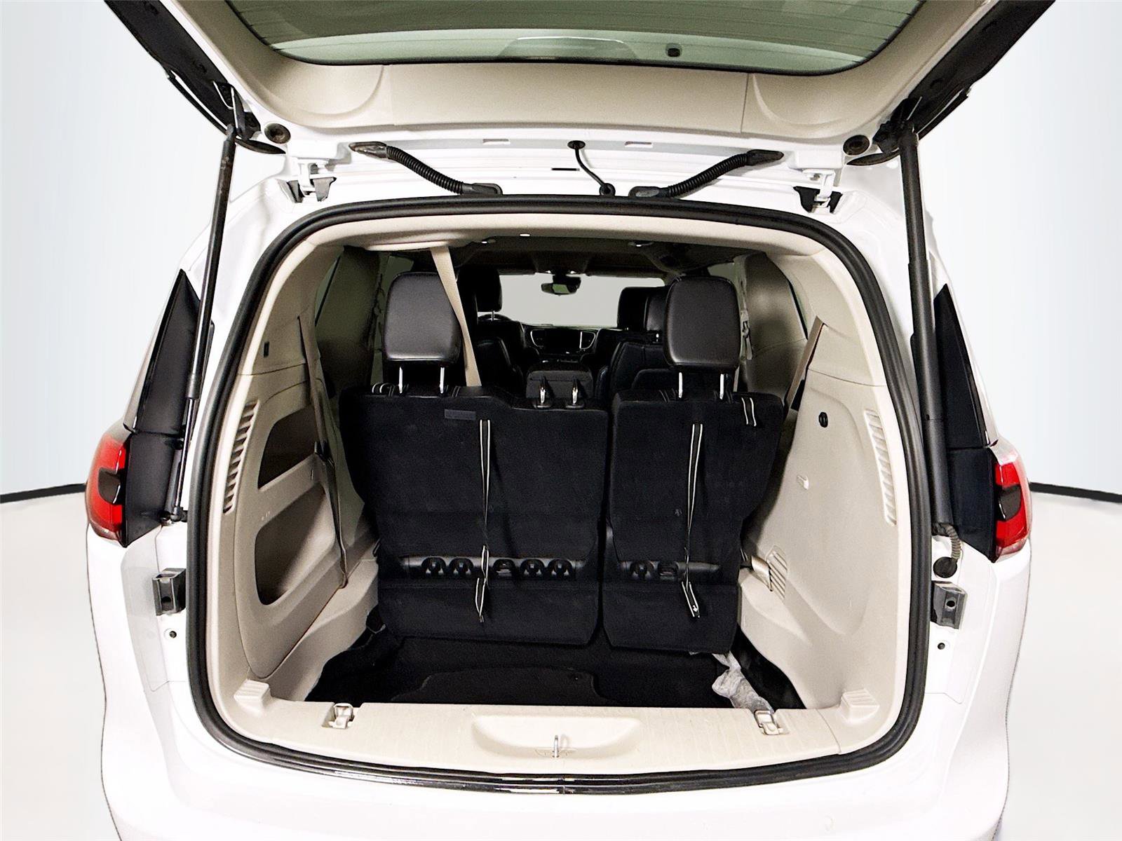 Used 2023 Chrysler Pacifica Touring-L image 18