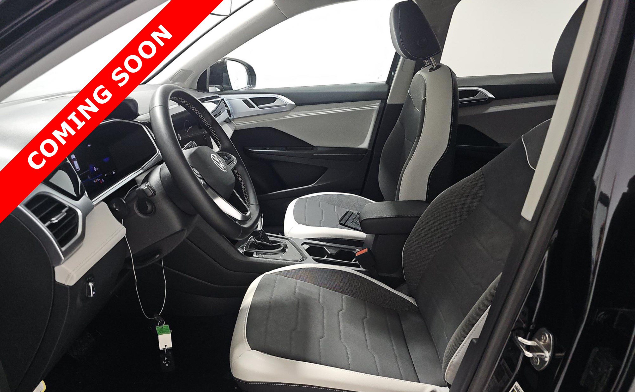 Used 2025 Volkswagen Taos SE w/ Panoramic Sunroof Package FWD image 6
