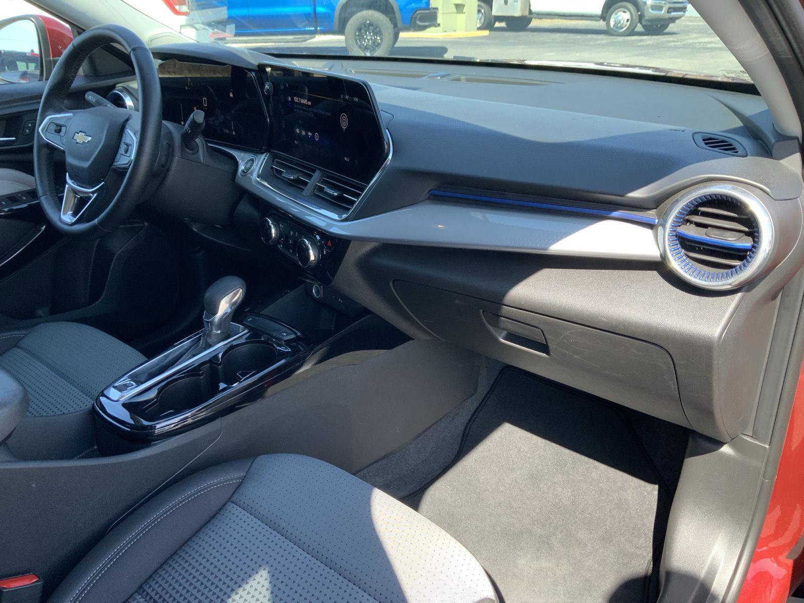 Used 2025 Chevrolet Trax LT w/ LT Convenience Package image 57