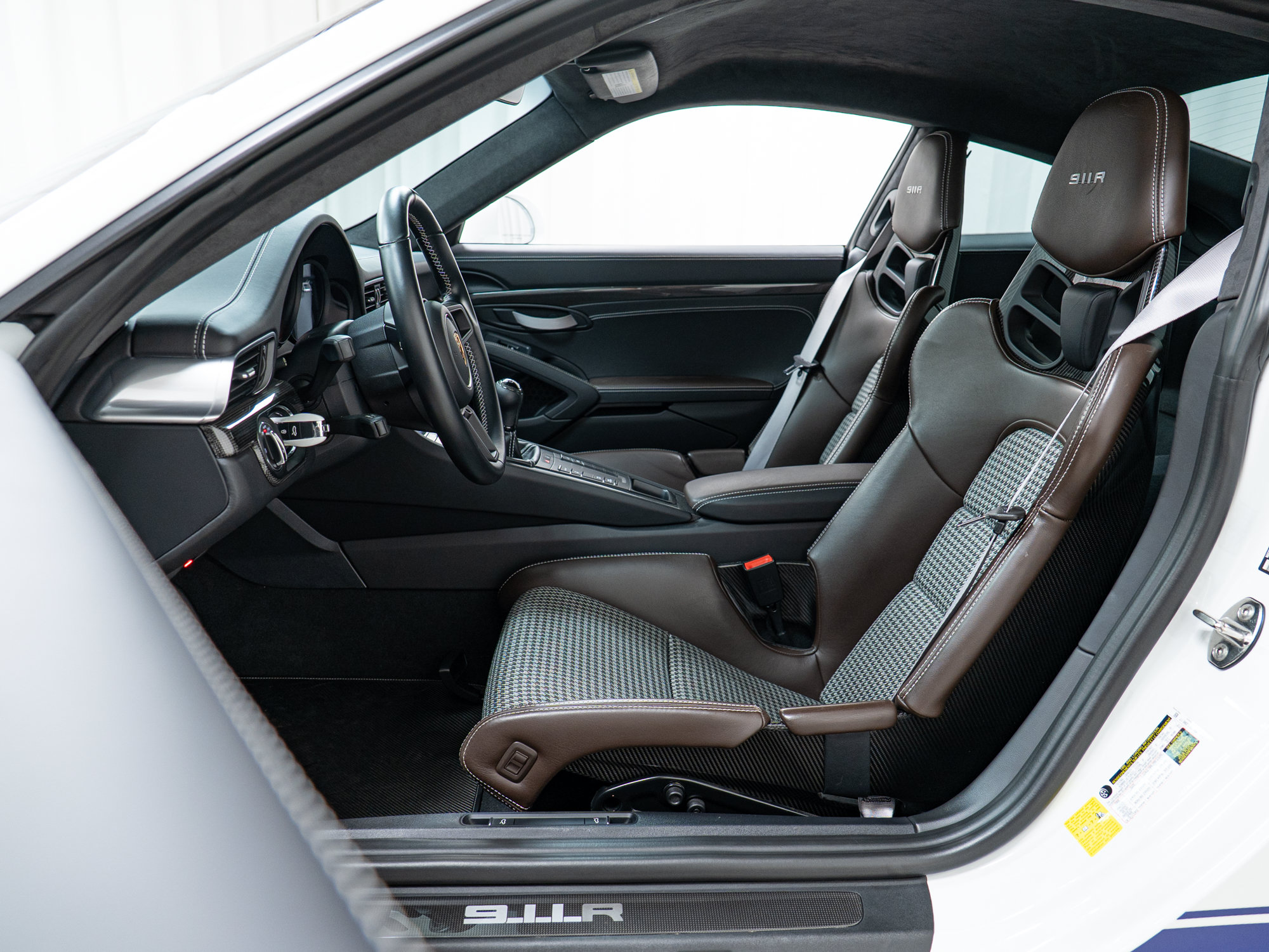 Certified 2016 Porsche 911 R RWD image 20