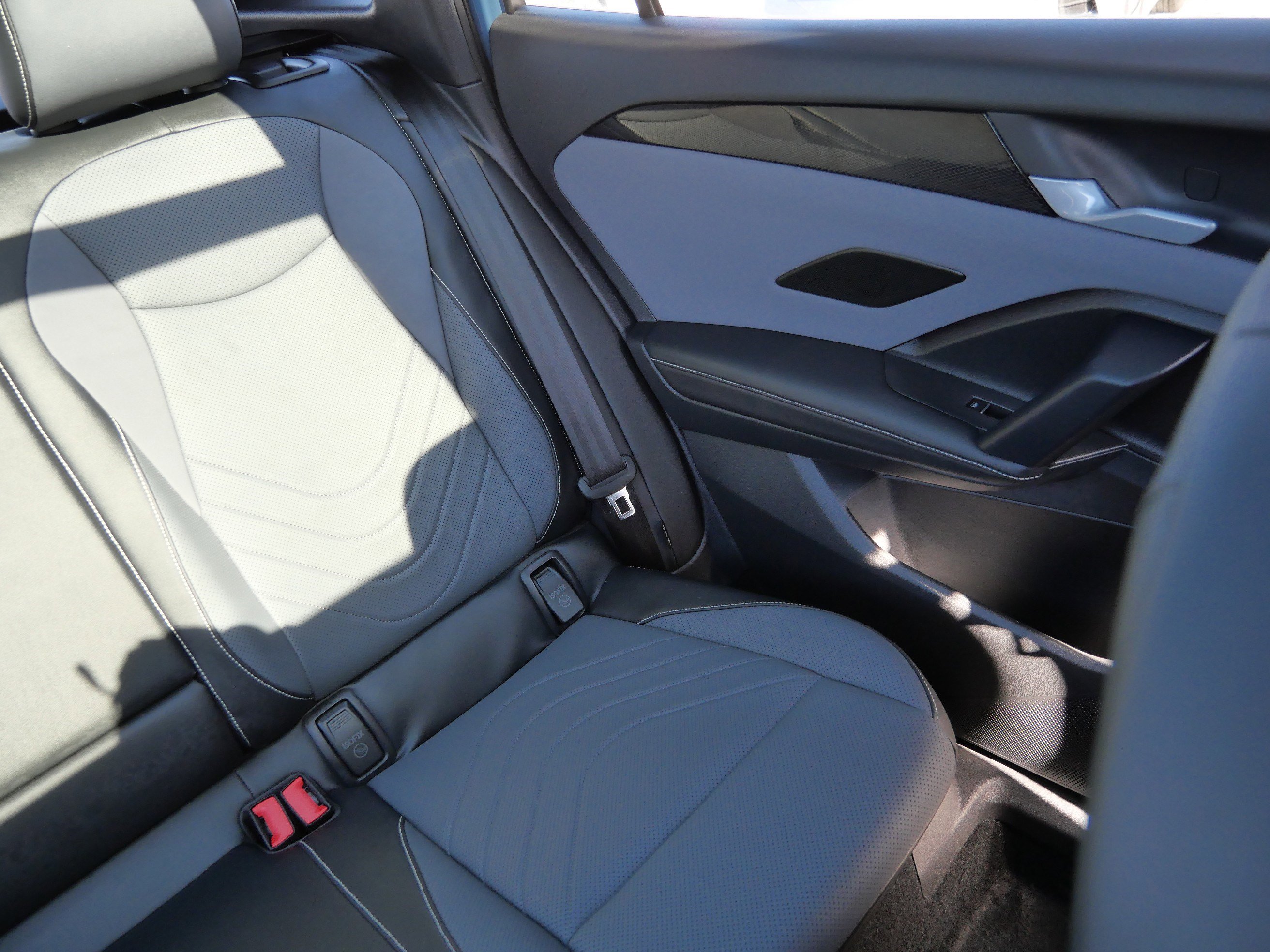 Certified 2025 Volkswagen Tiguan SE R-Line image 14