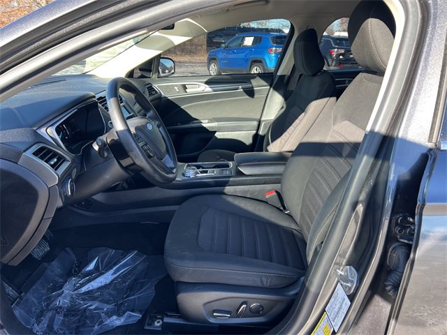 Used 2020 Ford Fusion SE image 3